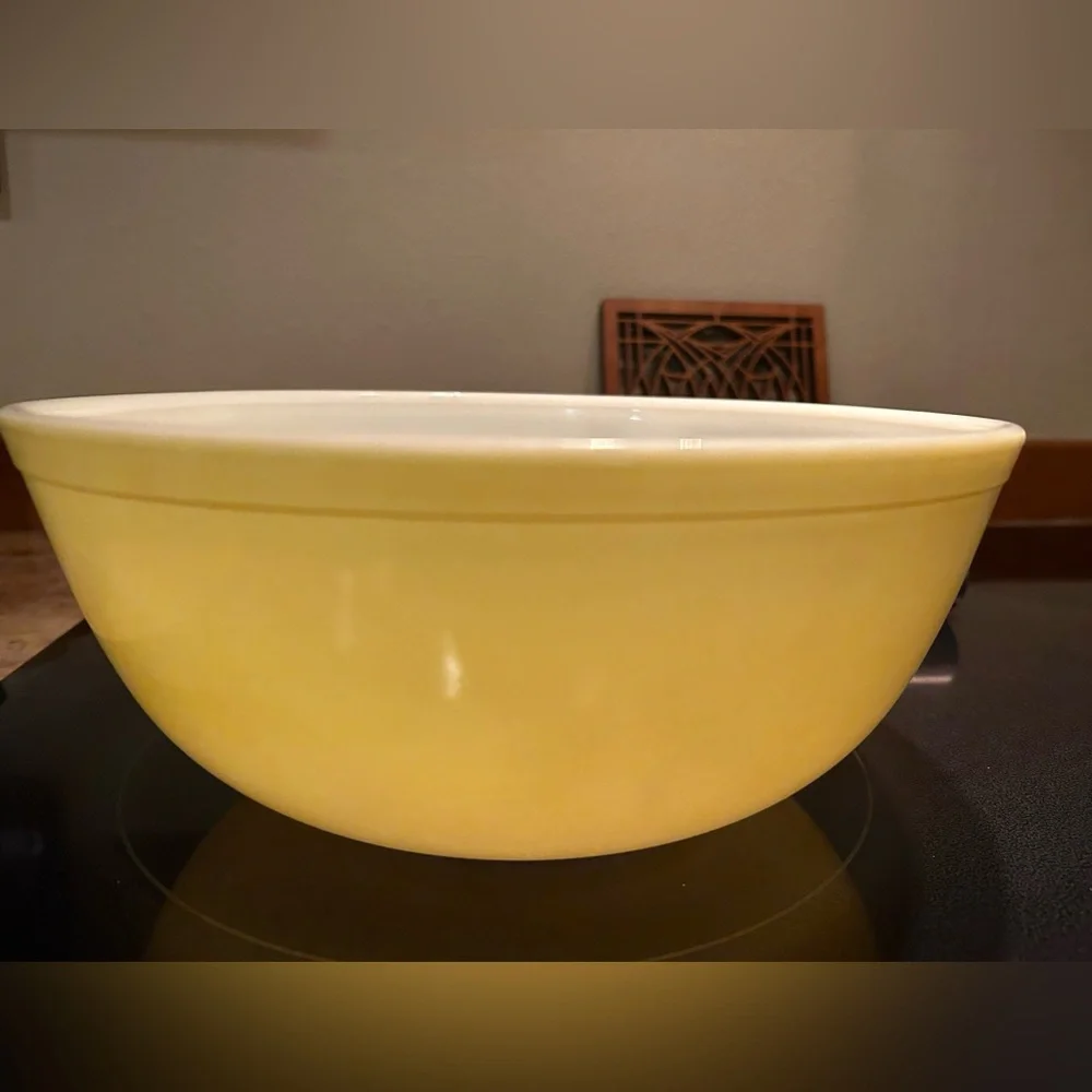 Pyrex TRADEMARK Yellow #404 “Primary Colors” Vintage Mixing Bowl 4 Qt Opal Glass